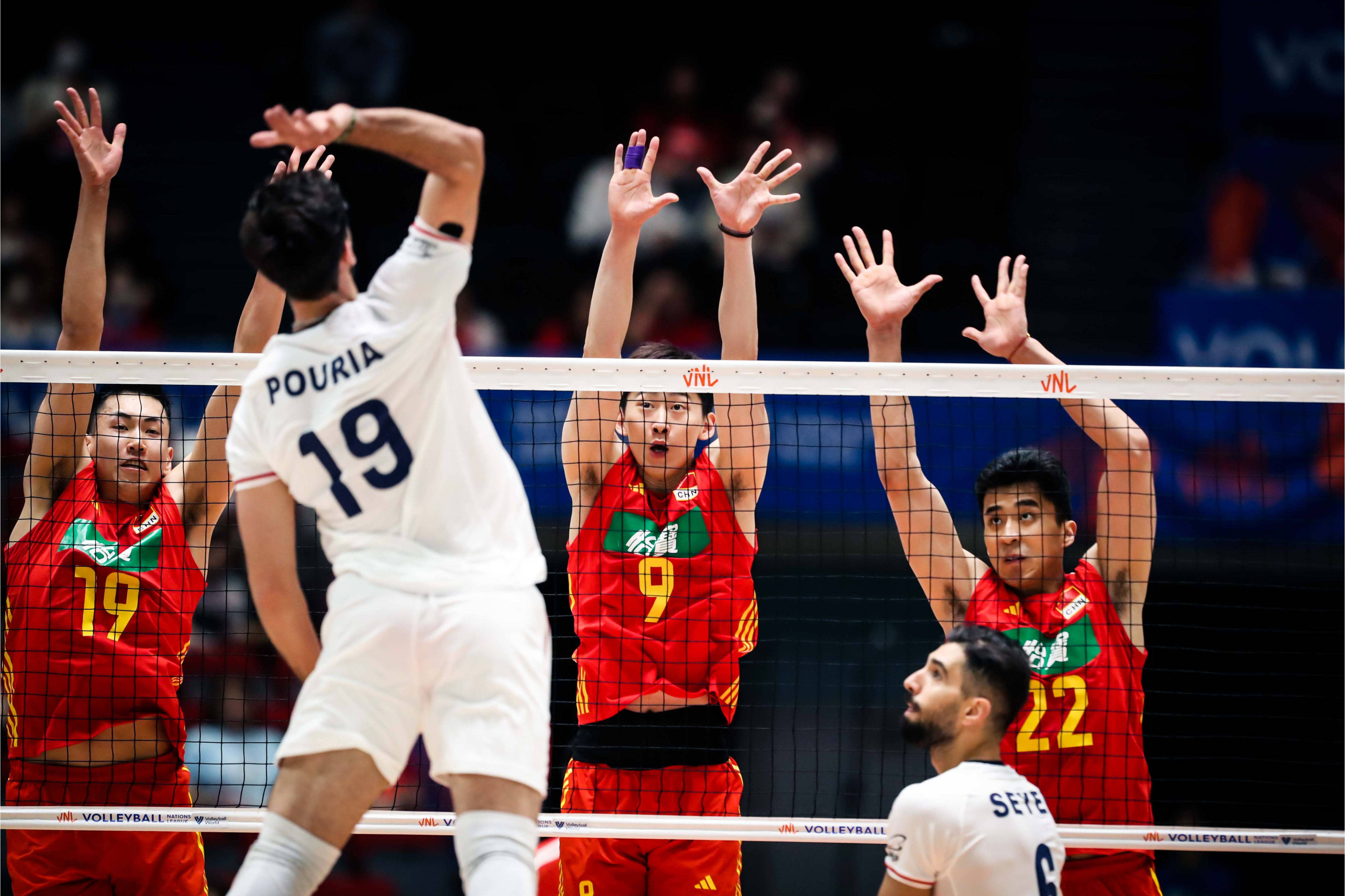 中国队力克泰国队，黄鸭组合关键制胜