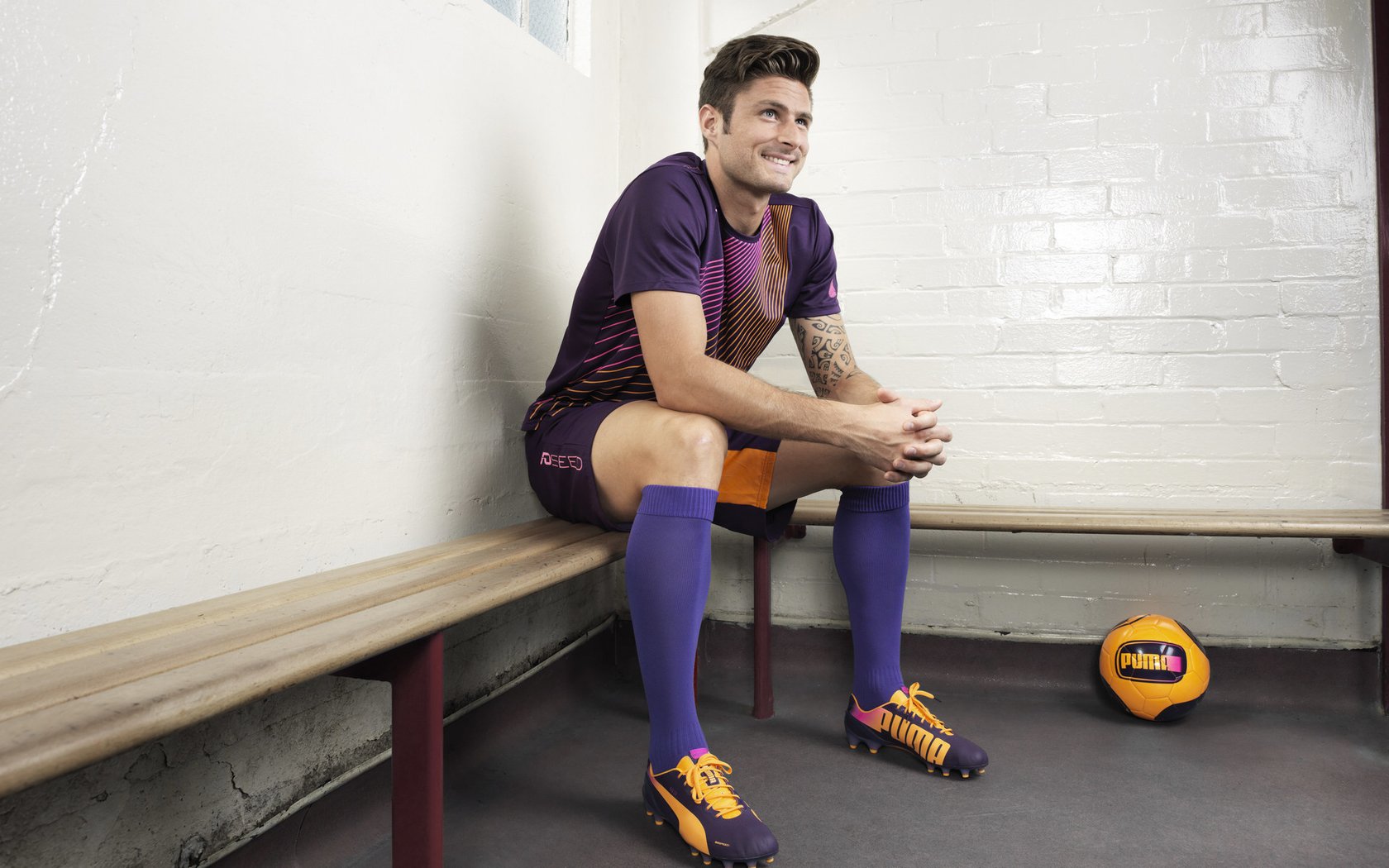 赛道之外,绿茵之上,哈兰德在F1揭幕战之夜的跨界光芒